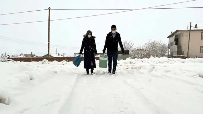 Sağlık ekipleri Kovid-19 aşısı olamayanlar için karlı yolları aşıyor