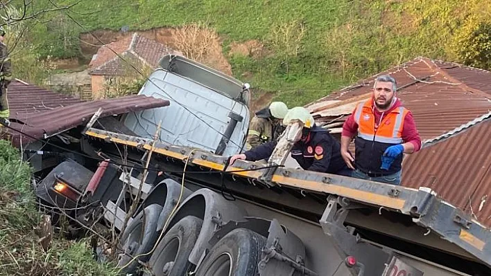 Sarıyer'de gecekondu üzerine tır devrildi!