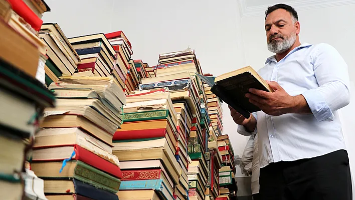Şehit oğlunun hayrına Kur'an-ı Kerim onarıyor