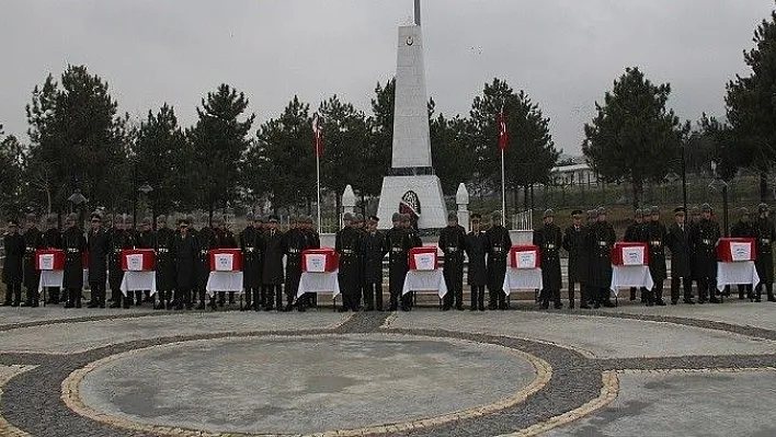 Sekiz Askerin Naaşı Şehitliğe Nakledildi