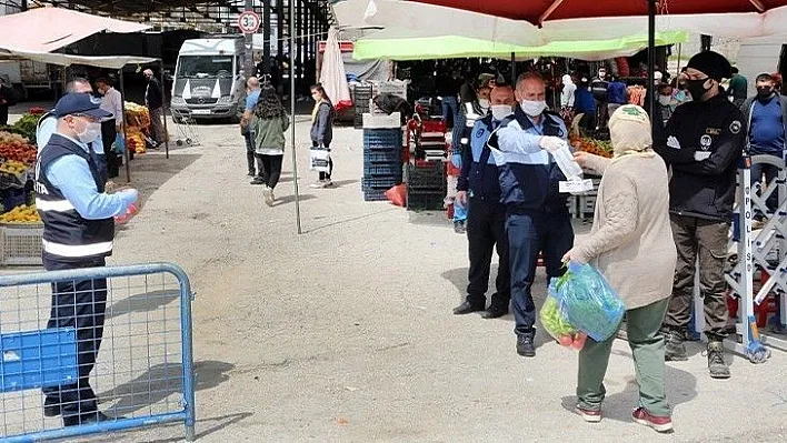 Semt pazarlarında maske dağıtımı sürüyor