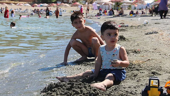 Sıcaktan bunalanlar 'Hazar Gölü'ne akın etti