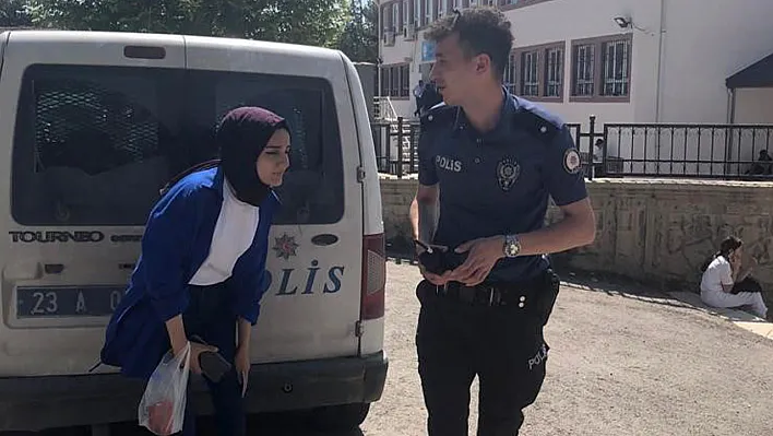 Sınava geç kalan vatandaşların yardımına polis yetişti