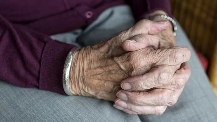 Sırtüstü yatmak ve burun karıştırmak Alzheimer'ı tetikleyebilir