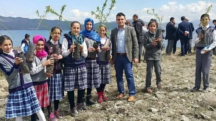 Sivrice'de 2 bin 500 badem fidanı dikildi