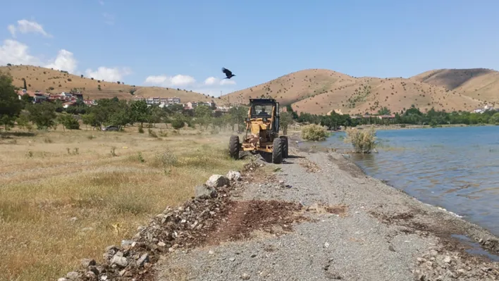 Hazar Gölü çevresinde temizlik çalışması yapılıyor