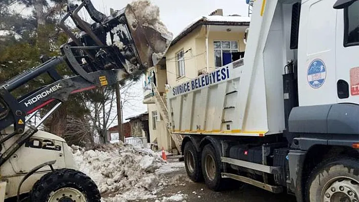 Sivrice'de kar birikintileri ilçe dışına taşınıyor