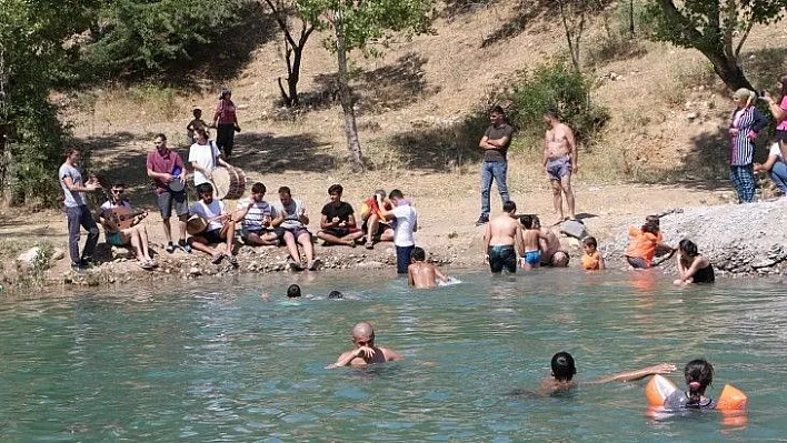 Tağar çayı, tatil görüntülerini aratmıyor