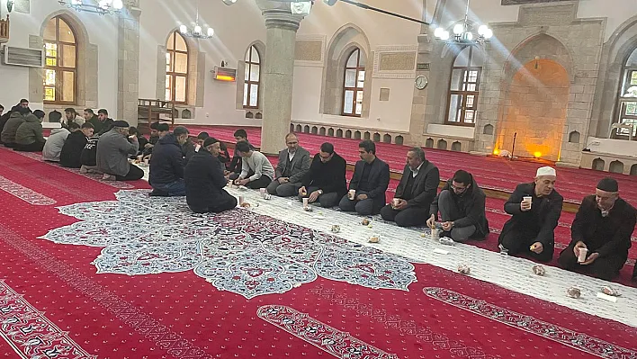 Tarihi camide 'sabah namazı buluşması'