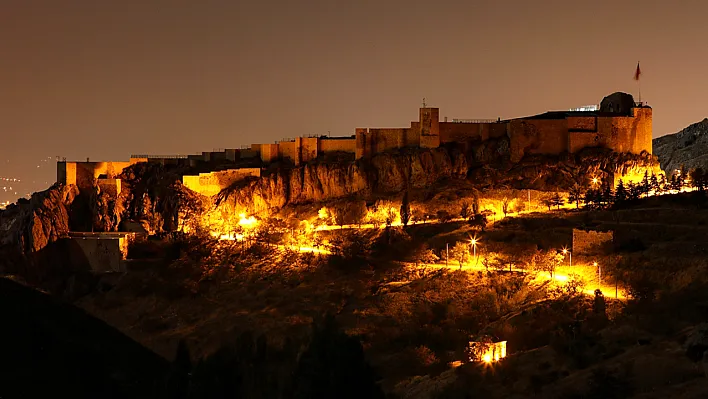 Tarihi Harput Mahallesi gece görüntülendi