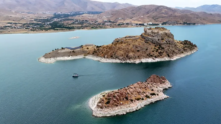 Tarihi Pertek Kalesi'nin cazibesi tekne turlarıyla artıyor