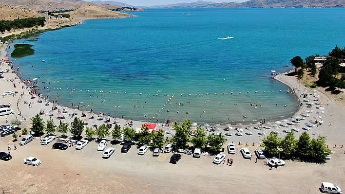 Tatilciler Hazar Gölü'ne akın etti