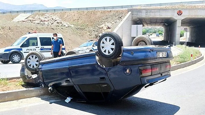 Ters dönen otomobilden burnu kanamadan çıktı