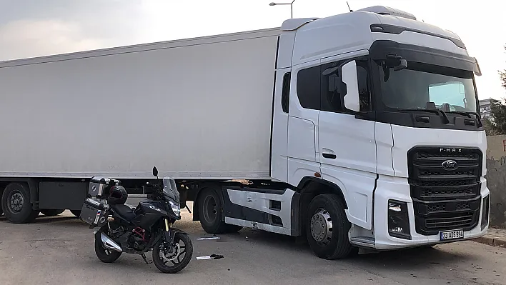 Tır ile çarpışan motosikletli hastaneye kaldırıldı