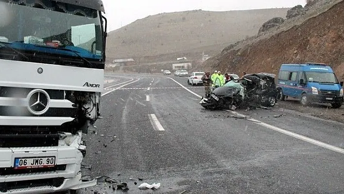 Tır ile Otomobil Çarpıştı: 1 Ölü, 2 Yaralı