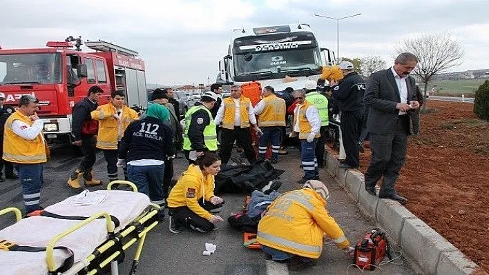 Tır, Kamyonete Çarptı: 4 Ölü
