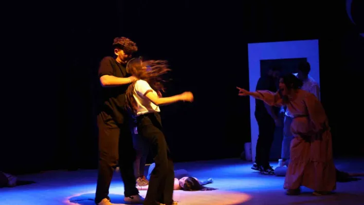 Tiyatro Topluluğundan kadına şiddete dikkat çeken gösteri