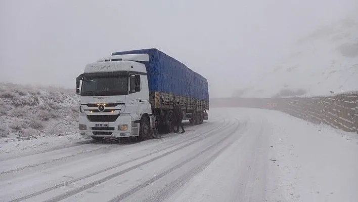 Tunceli'de kar, 56 köy yolunu ulaşıma kapattı