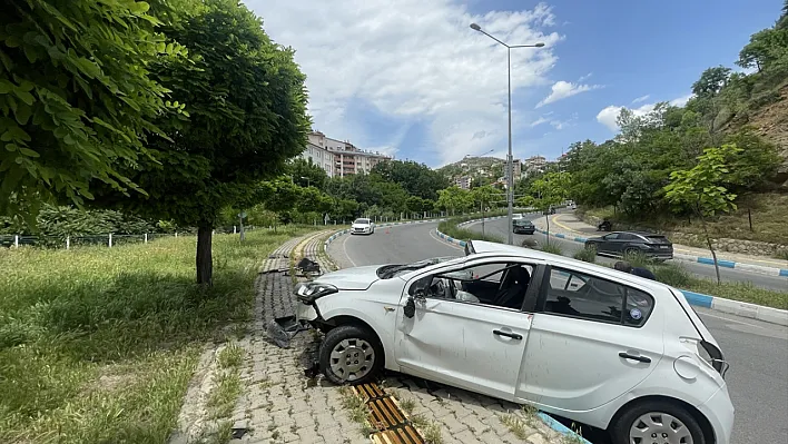 Tunceli'de otomobil kaldırıma çarparak devrildi