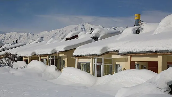 Tunceli'nin Ovacık ilçesi kardan kayboldu