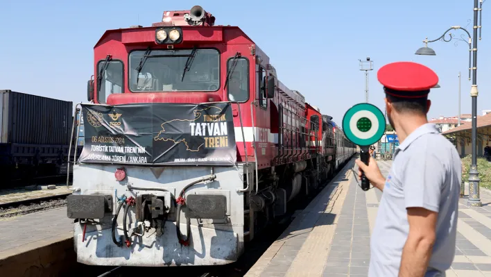 Turistik Tatvan treni Elazığ'da