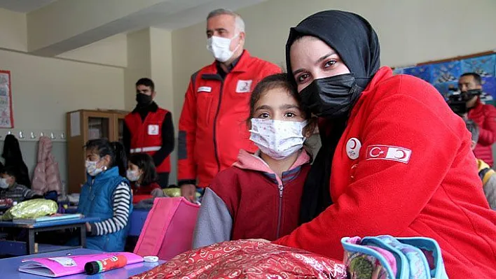 Türk Kızılayı'ndan 10 bin öğrenciye atkı bere takımı