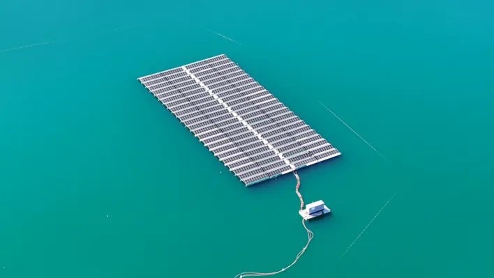 Türkiye'nin ilk yüzer güneş santrali elektrik üretimine başlıyor