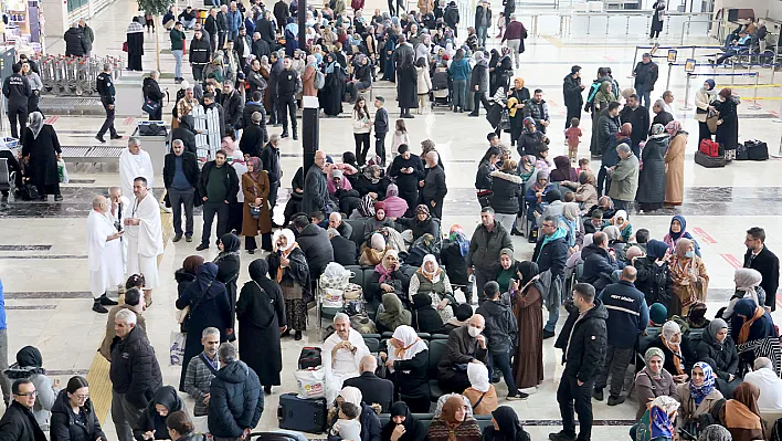 Umre kafilesini yüzlerce kişi uğurladı