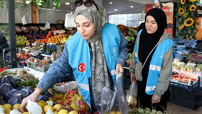 Üniversiteli gençler yaşlıların iftar sofralarını hazırlıyor