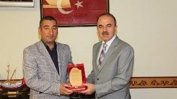 Vali Erol'dan Muhtara Plaket