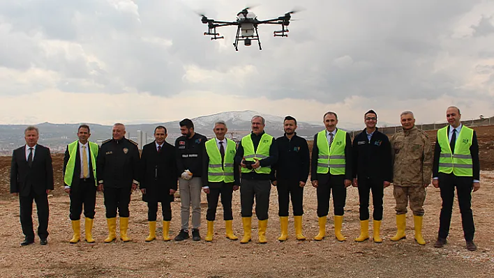 Vali Ömer Toraman, lavanta bahçesini dron ile ilaçladı