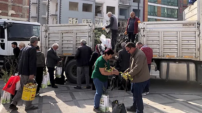 Vatandaşlara ücretsiz fidan dağıtıldı