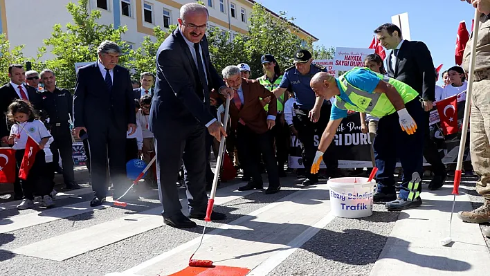 Yaya geçitleri kırmızıya boyandı