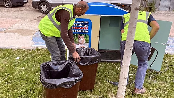 Yemek artıklarını sokak hayvanlarına ulaştırıyorlar