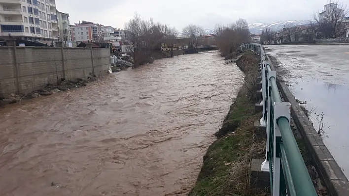 Yoğun yağışların ardından dereler taştı, sel uyarısı yapıldı