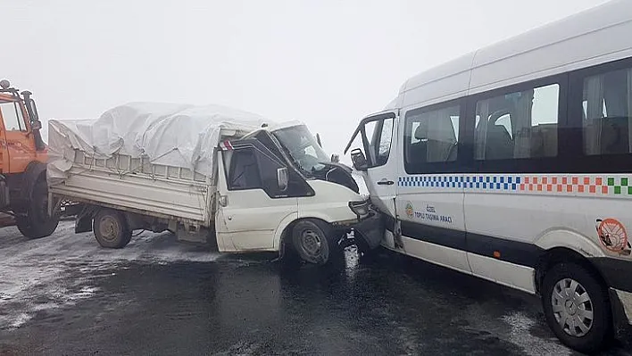 Yolcu minibüsü ile kamyonet çarpıştı