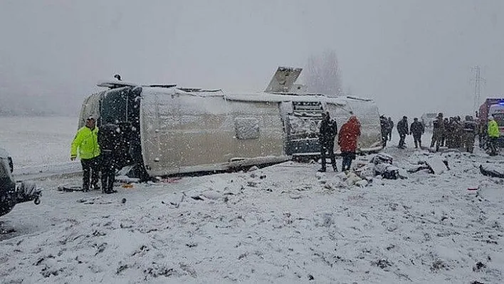 Yolcu otobüsü devrildi: Çok sayıda yaralı var!