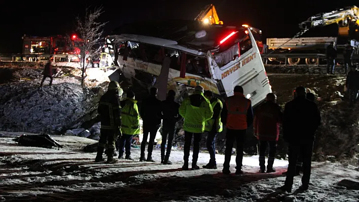 Yolcu otobüsü şarampole devrildi: 4 ölü, 24 yaralı