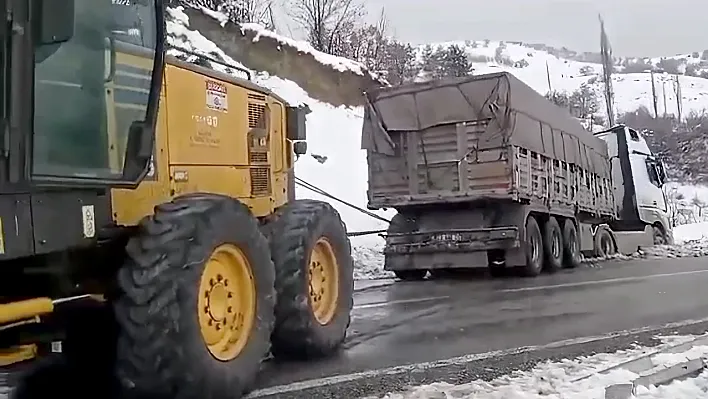 Yoldan çıkan tırı ekipler kurtardı