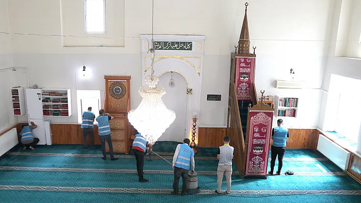 Yükümlülerden bayram öncesi cami ve mezarlık temizliği