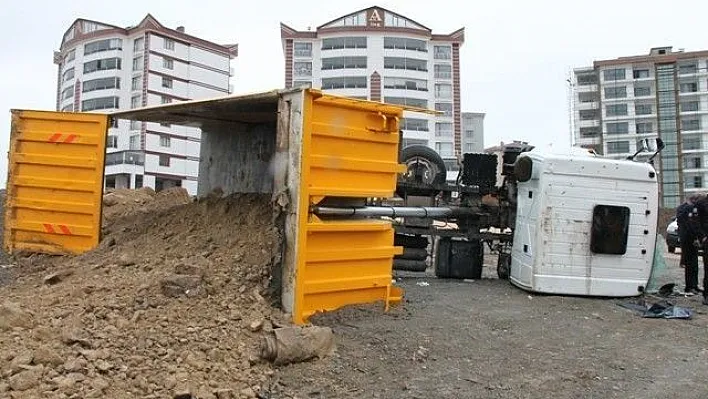 Yükünü boşaltmaya çalışan kamyon devrildi 