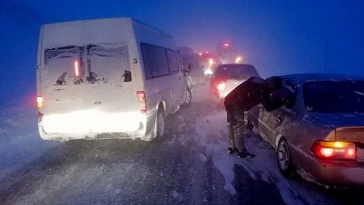 Yüzlerce araç yollarda mahsur kaldı