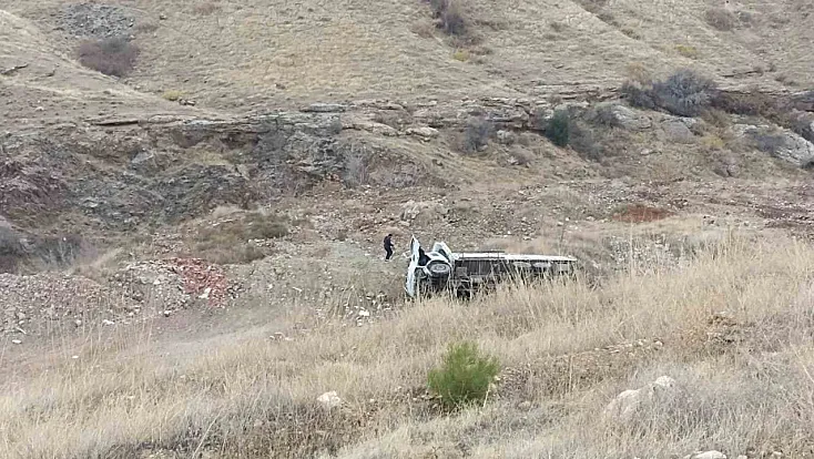 Elazığ'da kamyon devrildi