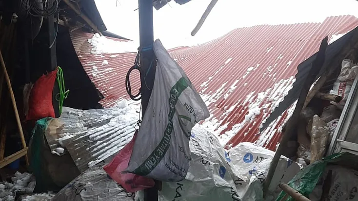 Köyün tek marketi kullanılamaz hale geldi