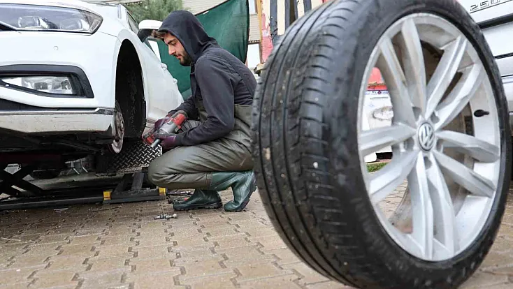 Elazığ'da kış lastiği için son gün yoğunluğu