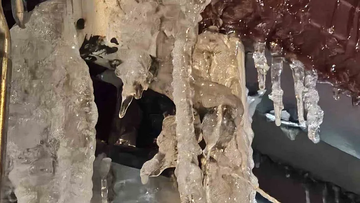 Elazığ'da metrelerce buz sarkıtı oluştu