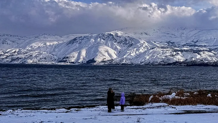 Karla kaplı 'Hazar Gölü' ziyaretçilerini ağırlıyor