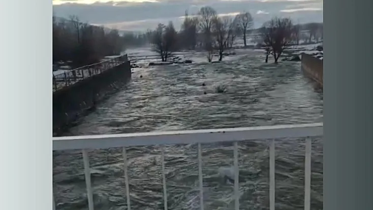 Elazığ'da kar suları eridi, dereler coştu