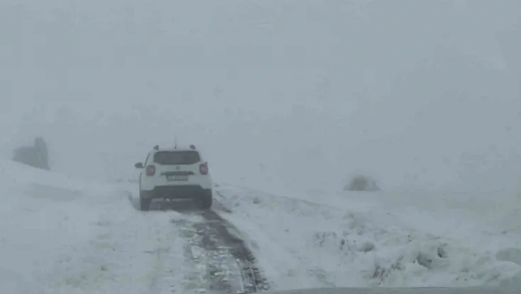 Elazığ'da mahsur kalan araç kurtarıldı