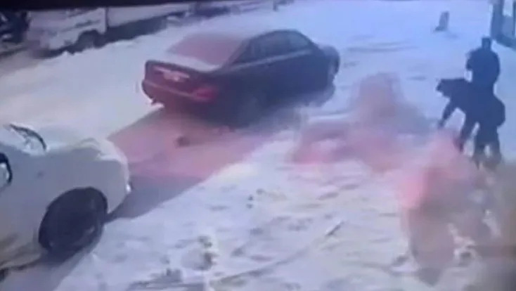 Kardan adama kafa attı